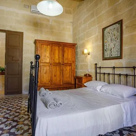 4 Bedroom With Private Pool In Gozo בית נופש