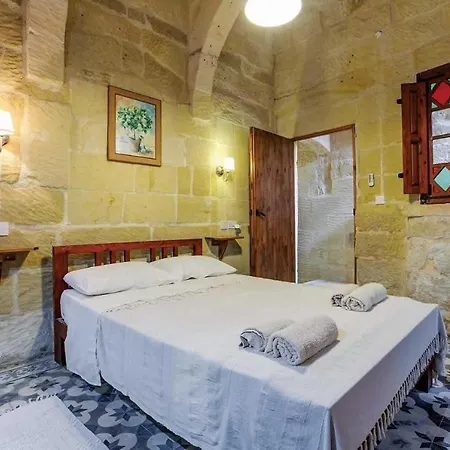 4 Bedroom With Private Pool In Gozo בית נופש